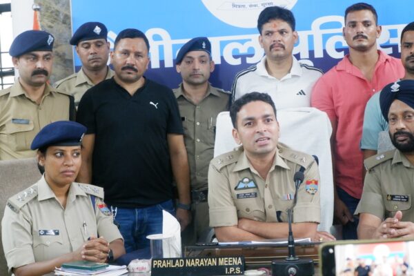 करोड़ों की स्मैक के साथ तीन तस्कर गिरफ्तार, एक पुलिस कर्मी भी शामिल।