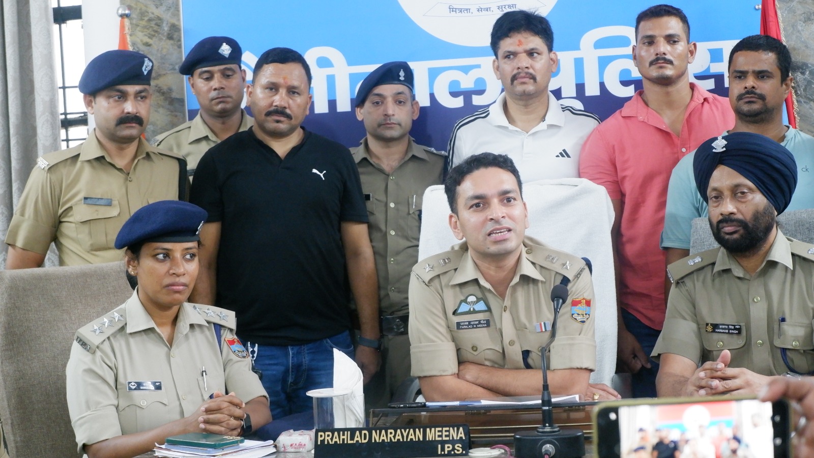 करोड़ों की स्मैक के साथ तीन तस्कर गिरफ्तार, एक पुलिस कर्मी भी शामिल।