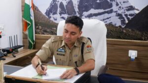 "वरिष्ठ पुलिस अधीक्षक प्रहलाद नारायण मीणा ने हल्द्वानी पुलिस हेडक्वार्टर्स में सलामी ली, नैनीताल जनपद का संभाला कार्यभार "