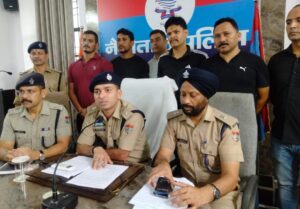 "हल्द्वानी पुलिस ने वन्यजीव तस्कर और एक ठग को किया गिरफ्तार, एसएसपी ने दिया 2500 का इनाम"