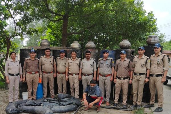 रुद्रपुर के बिन्दुखेड़ा में आबकारी विभाग ने शराब की 12 भट्टियां तोड़ी, तीन सौ लीटर कच्ची शराब बरामद की।