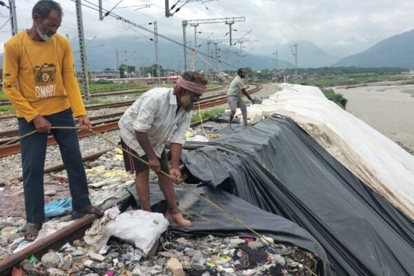 उफनाई गौला नदी से रेलवे ट्रैक पर मंडराया खतरा, रस्सी से बांधनी पड़ी ट्रैक।