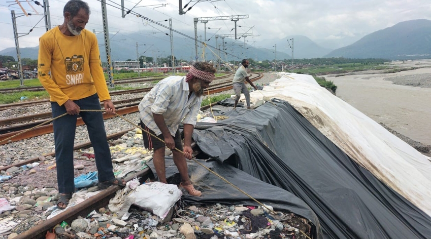 उफनाई गौला नदी से रेलवे ट्रैक पर मंडराया खतरा, रस्सी से बांधनी पड़ी ट्रैक।