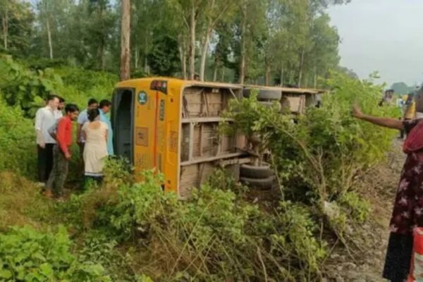 लालकुआं में अनियंत्रित स्कूल बस गड्ढे में गिरी, बच्चों में मची चीख पुकार।