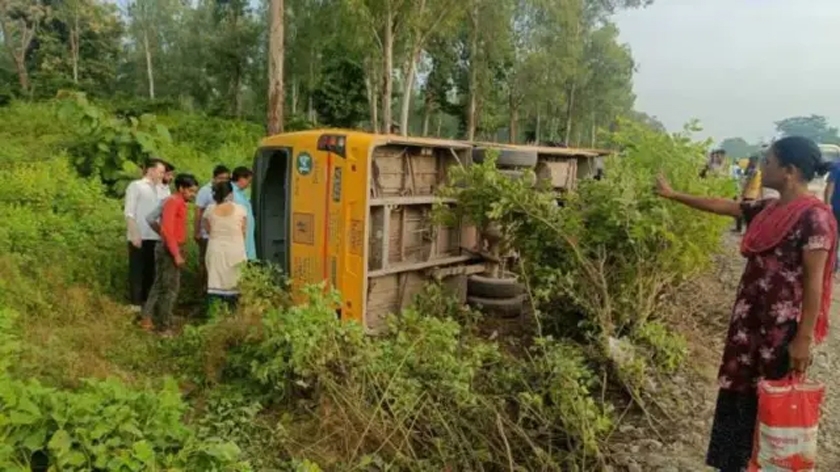 लालकुआं में अनियंत्रित स्कूल बस गड्ढे में गिरी, बच्चों में मची चीख पुकार।