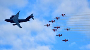 एयरफोर्स डेः वायु सेना के योद्धाओं ने हवा में दिखाए हैरतअंगेज करतब, रोमांचित हुए लोग।