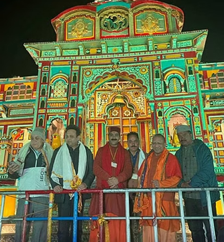 बदरीनाथ के बाद बाबा केदारनाथ के दर्शन को पहुंचे योगी आदित्यनाथ।
