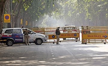 Delhi Shocking:"लाडो सराय में प्रेमी ने कैब में महिला को नजरअंदाज करने पर 13 बार चाकू मारा, गिरफ्तार"