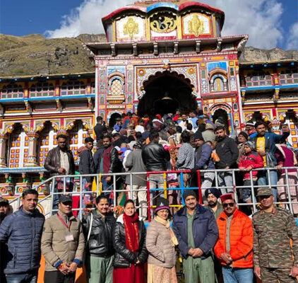 बदरीनाथ और केदारनाथ धाम पहुंचे एयर चीफ मार्शल, बीकेटीसी उपाध्यक्ष ने किया स्वागत।