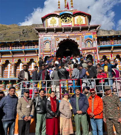 बदरीनाथ और केदारनाथ धाम पहुंचे एयर चीफ मार्शल, बीकेटीसी उपाध्यक्ष ने किया स्वागत।