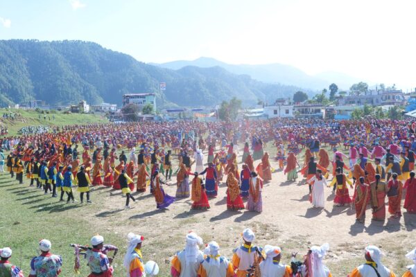 "दुनिया का सबसे ऊँचा लोक संस्कृतिक उत्सव: छोलिया और झौडा लोक नृतकों ने बनाया वर्ल्ड बुक ऑफ रिकार्ड में इतिहास"