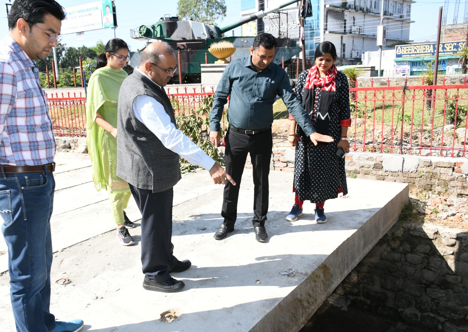 "सचिव विनोद कुमार सुमन ने सर्किट हाउस, चौफुला चौराहा नहर कवरिंग, रामपुर रोड सड़क चौड़ीकरण का किया निरीक्षण।"