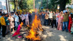 विजयदशमी पर कांग्रेस ने फूंका पुतला कहा "रावण रूपी भाजपा का पुतला फूंक रहें हैं"