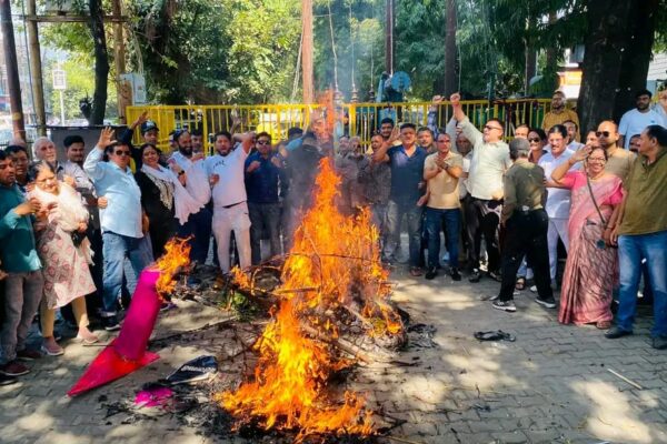 विजयदशमी पर कांग्रेस ने फूंका पुतला कहा "रावण रूपी भाजपा का पुतला फूंक रहें हैं"