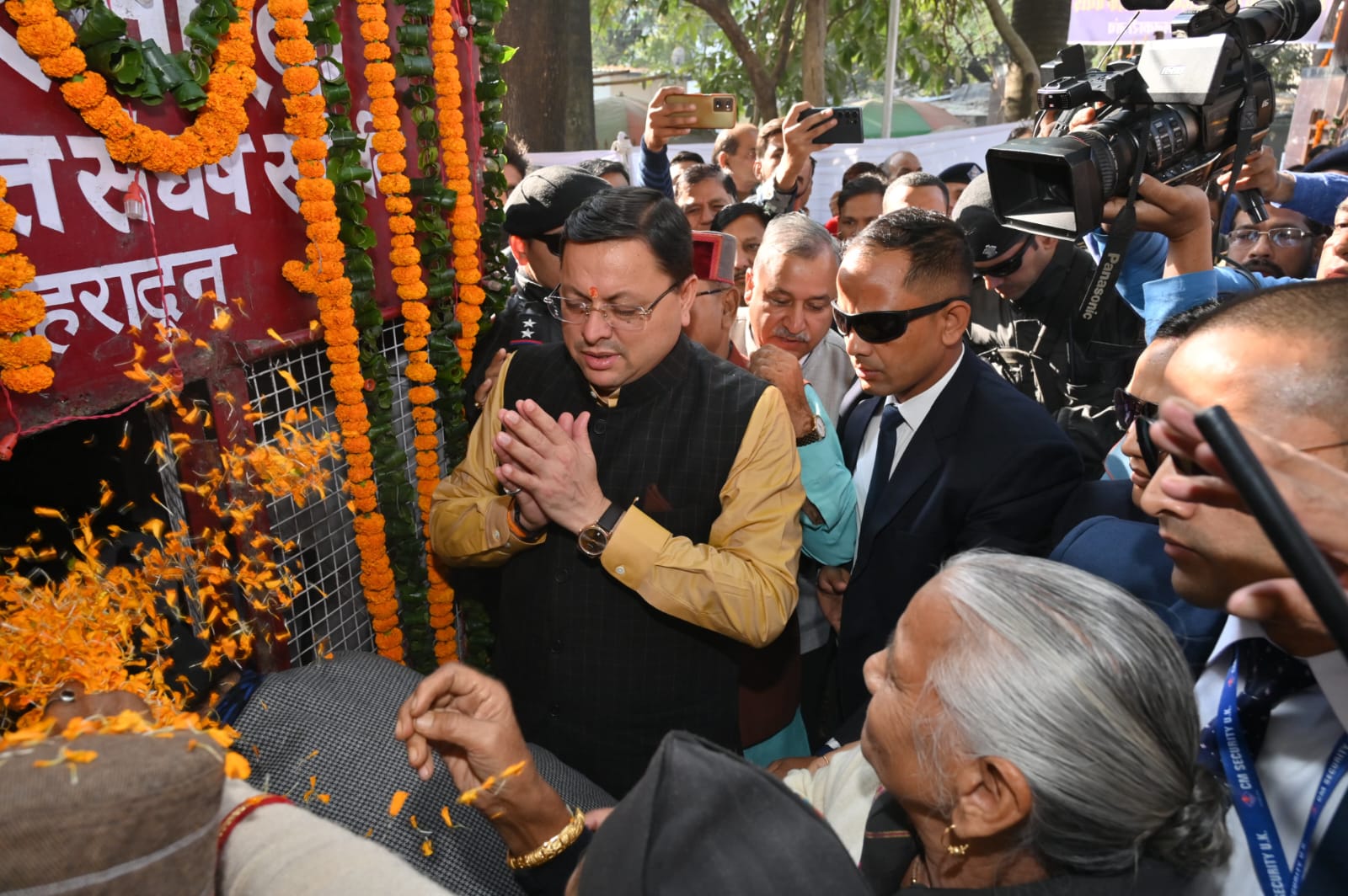 मुख्यमंत्री श्री पुष्कर सिंह धामी ने गुरुवार को राज्य स्थापना दिवस के अवसर पर शहीद स्थल कचहरी परिसर देहरादून में उत्तराखंड राज्य आन्दोलनकारी शहीदों को श्रद्धांजलि अर्पित की।