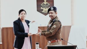 डीजीपी उत्तराखंड ने नैनीताल पुलिस में आरक्षी अभि0 हेमा ऐठानी को उनके द्वारा विगत वर्षो में किये गये कार्यो की सराहना करते हुए किया सम्मानित।।