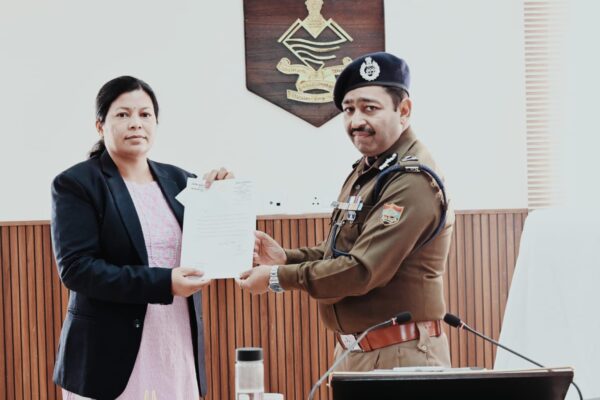 डीजीपी उत्तराखंड ने नैनीताल पुलिस में आरक्षी अभि0 हेमा ऐठानी को उनके द्वारा विगत वर्षो में किये गये कार्यो की सराहना करते हुए किया सम्मानित।।