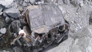 नैनीताल के कोटाबाग क्षेत्र में गहरी खाई में गिरी कार, पांच लोगों की मौत।