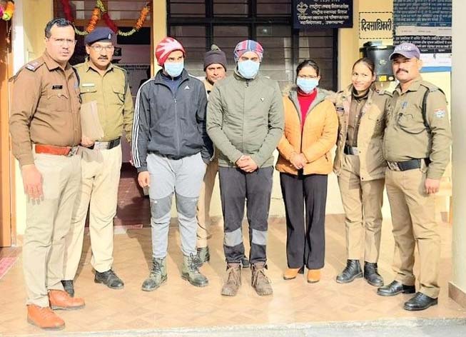 कलयुगी बेटी ने प्रेमी के साथ मिल कर पिता को मौत के घाट उताराए भाई व नाबालिक बहिन भी शामिल।