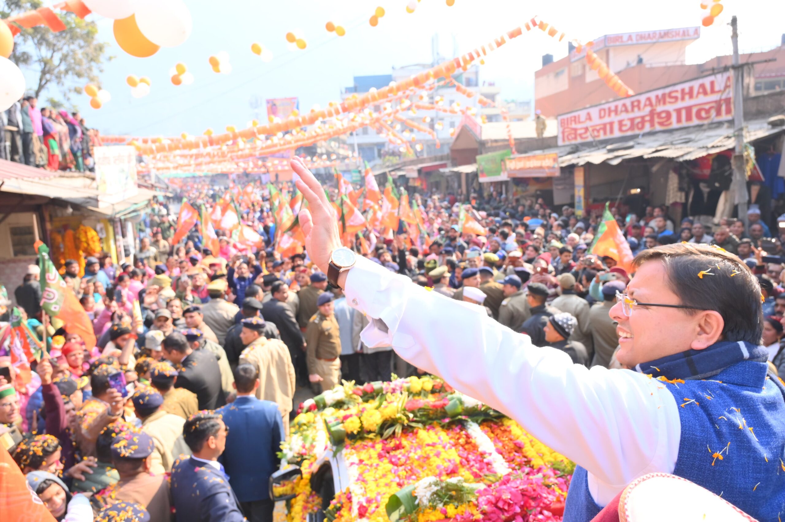 धामी के रोड शो में सड़कों पर उतरा जनसैलाब, उत्तरकाशी में 291 करोड़ की योजनाओं का लोकार्पण तथा शिलान्यास किया।