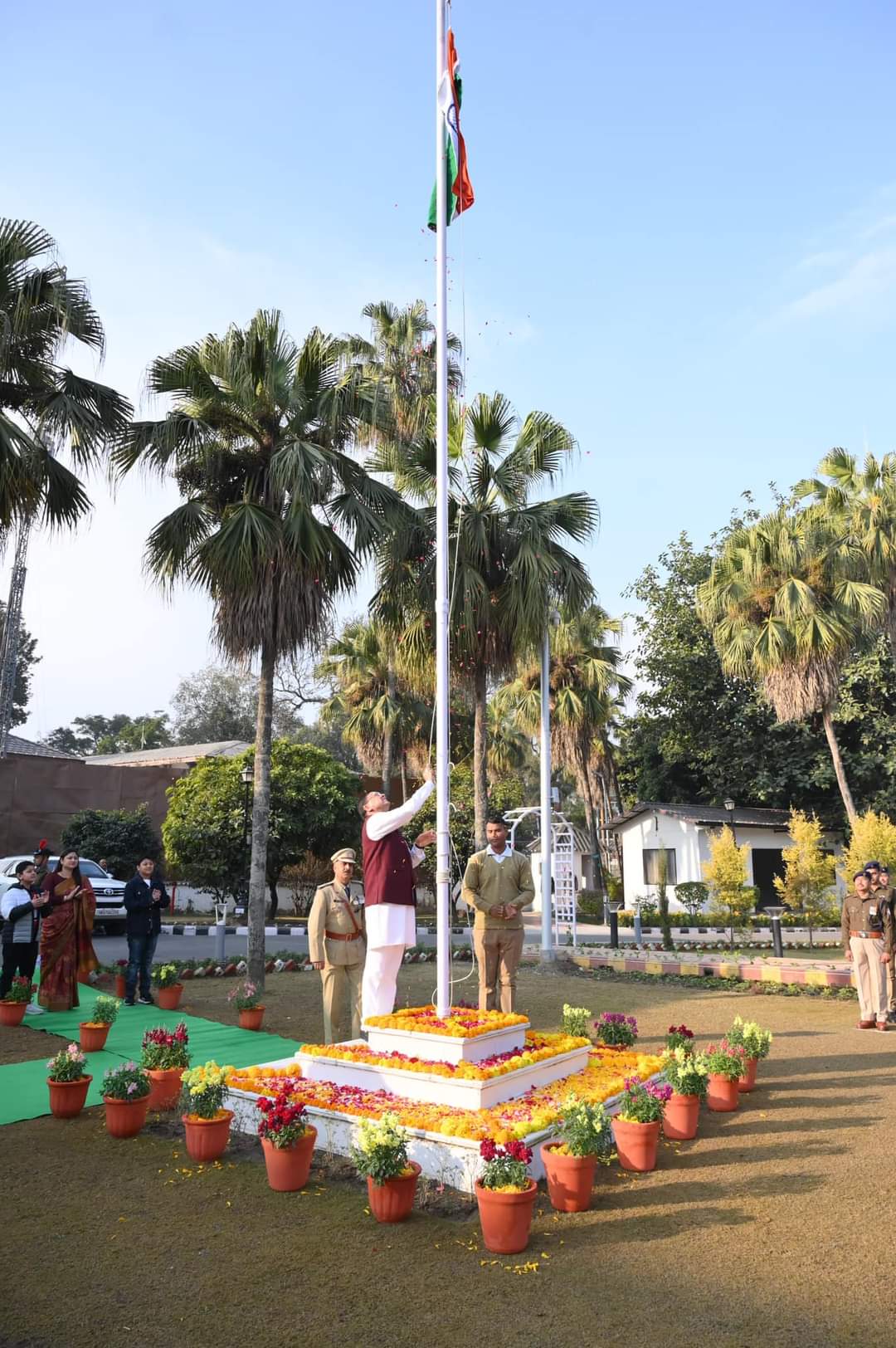 समारोहपूर्वक मनाया गया गणतंत्र दिवस, आवास पर सीएम ने किया ध्वजारोहण।