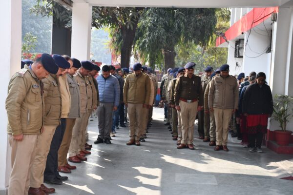 शहीद स्मृति दिवस में राष्ट्रपिता महात्मा गांधी की पुण्य तिथि के अवसर पर एसएसपी नैनीताल समेत अधीनस्थ पुलिस बल ने दी श्रद्धांजलि, किया 02 मिनट का मौन।