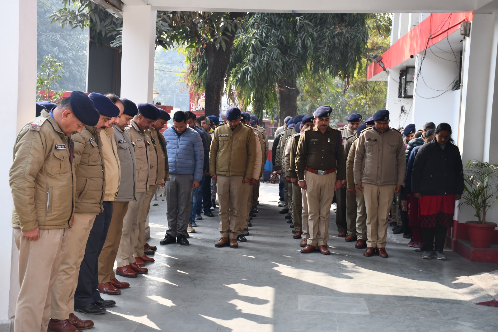 शहीद स्मृति दिवस में राष्ट्रपिता महात्मा गांधी की पुण्य तिथि के अवसर पर एसएसपी नैनीताल समेत अधीनस्थ पुलिस बल ने दी श्रद्धांजलि, किया 02 मिनट का मौन।