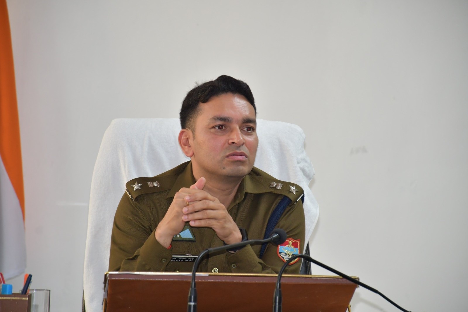 ड्यूटी छोड़कर चौकी में जुआं खेल रहे पुलिस कर्मी, एसएसएपी ने किया लाइन हाजिर।