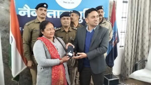 नैनीताल पुलिस ने लौटाई लोगों के चेहरे की मुस्कान, खोए मोबाइल वापस लौटाए।