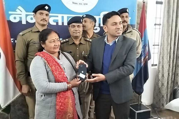 नैनीताल पुलिस ने लौटाई लोगों के चेहरे की मुस्कान, खोए मोबाइल वापस लौटाए।