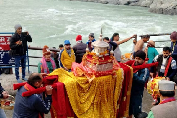 मकर संक्रांति पर गंगा में हजारों लोगों ने लगाई आस्था की डुबकी, देव डोलियों ने भी किया स्नान।