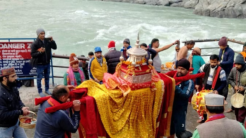 मकर संक्रांति पर गंगा में हजारों लोगों ने लगाई आस्था की डुबकी, देव डोलियों ने भी किया स्नान।