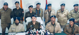 इंसानियत के दुश्मनः पुलिस के हत्थे चढ़े 25 दंगाई, 7 तमंचे, 54 कारतूस बरामद, थाने लूटे 99 कारतूस भी बरामद।