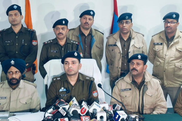 इंसानियत के दुश्मनः पुलिस के हत्थे चढ़े 25 दंगाई, 7 तमंचे, 54 कारतूस बरामद, थाने लूटे 99 कारतूस भी बरामद।