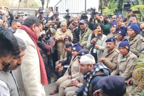 मुख्यमंत्री धामी उत्तरे ग्राउंड पर,बनभूलपुरा उपग्रह में घायल हुए पुलिसकर्मियों और पत्रकारों से मिले।