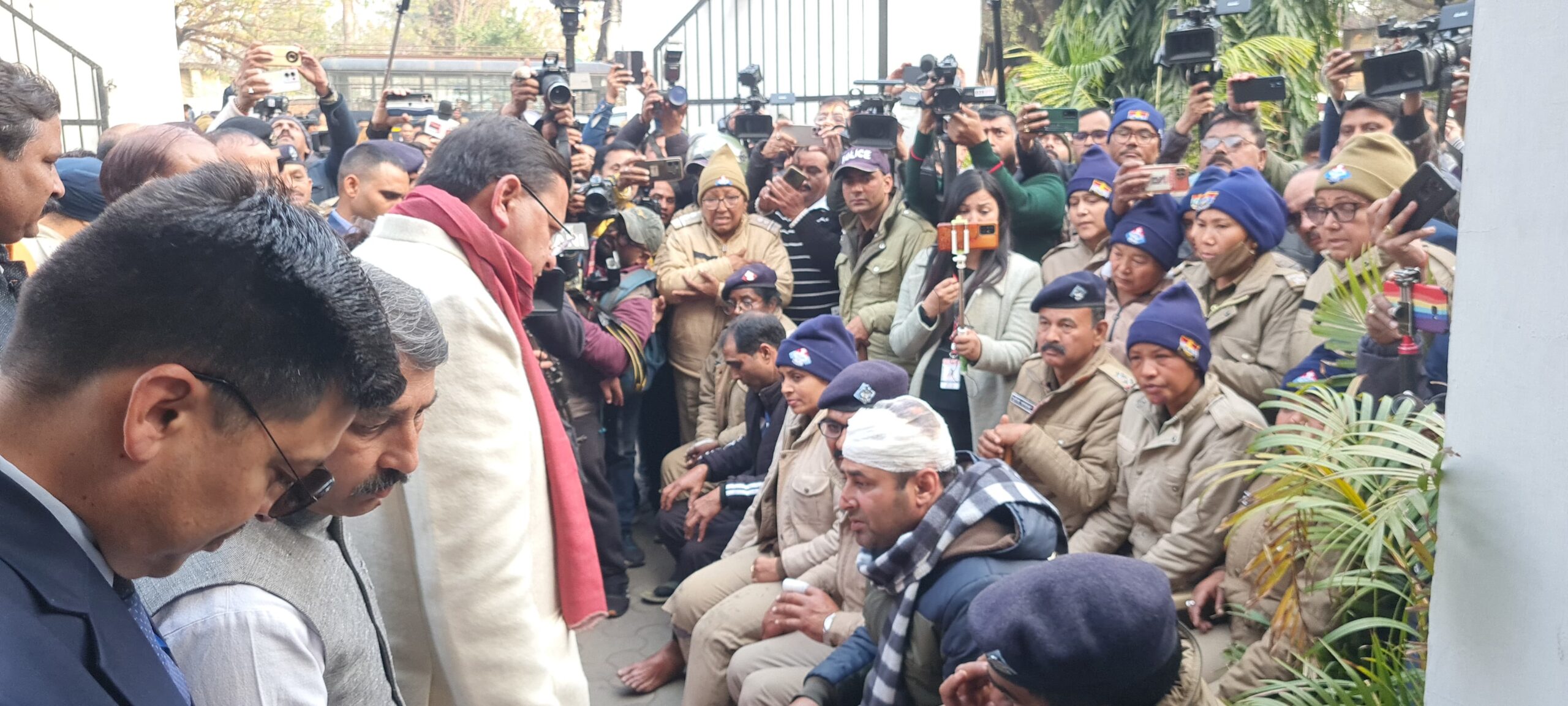 मुख्यमंत्री धामी उत्तरे ग्राउंड पर,बनभूलपुरा उपग्रह में घायल हुए पुलिसकर्मियों और पत्रकारों से मिले।