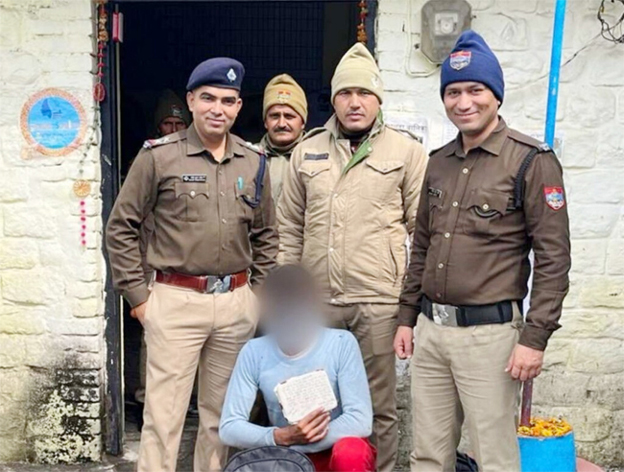 घर में हुई चोरी का खुलासा, पुलिस ने माल सहित एक को पकड़ा।