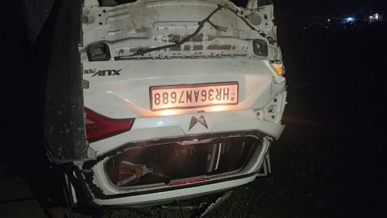 कार की स्टेपनी बदल रहे थे लोग, तभी कार ने पीछे से मार दी टक्कर, छह की मौत