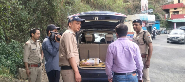 चैकिंग के दौरान गाड़ी से पकड़ी 1 लाख 22 हजार की नगदी