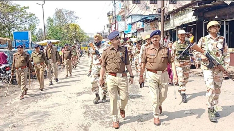 शांतिपूर्ण मतदान के लिए पुलिस ने फ्लैग मार्च निकाला