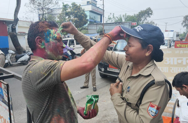 सराहनीय पहलः जवानों के पास खुद पहुंचे एसएसपी, होली की बधाई दी