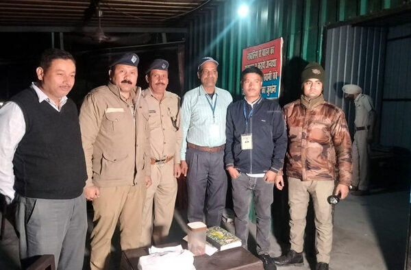 यहां एसएसटी-एफएसटी और पुलिस को मिली सफलता, गाड़ी से मिली 2.39 लाख की नगदी