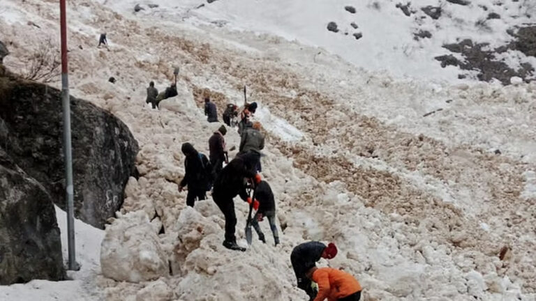 यहां हिमखंड गिरने से बंद हो गया रास्ता, 100 मीटर क्षेत्र में फैली कई टन बर्फ