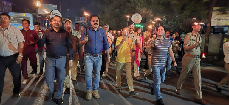 मतदाता जागरूकता को मशाल जुलूस, स्वीप टीम, पुलिस, प्रशासन ने निकाली रैली