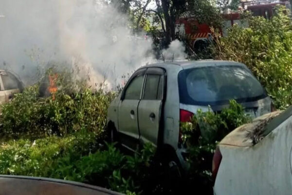 यहां चौकी कैंपस में खड़े पुराने वाहनों में लगी आग