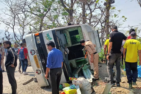 यहां लहराते हुए बस बीच सड़क पर पलटी, यात्रियों में मची चीख पुकार