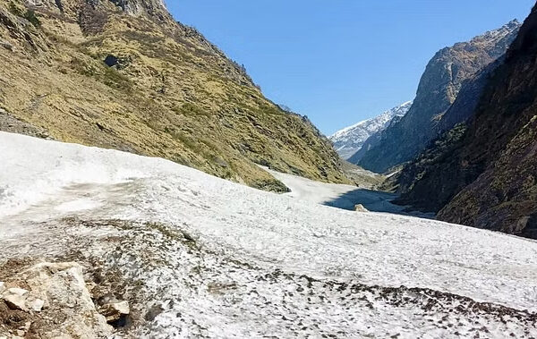 यहां ग्लेशियर खिसकने से बंद हुआ मार्ग, 13 गांवों के ग्रामीण परेशान