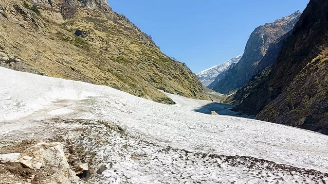 यहां ग्लेशियर खिसकने से बंद हुआ मार्ग, 13 गांवों के ग्रामीण परेशान