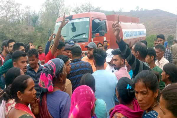 ग्रामीणों के लिए परेशानी का सबब बना रेल लाइन निर्माण का काम, ब्लास्टिंग से 150 घरों में आई दरार