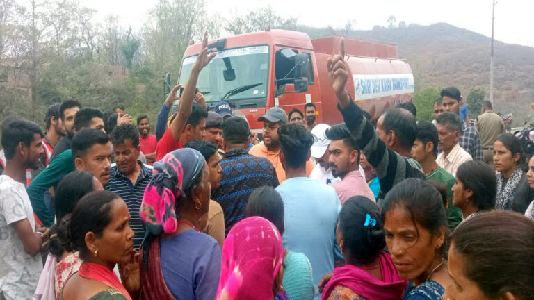 ग्रामीणों के लिए परेशानी का सबब बना रेल लाइन निर्माण का काम, ब्लास्टिंग से 150 घरों में आई दरार